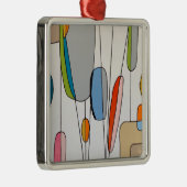 An einem Thread-Ornament hängen Ornament Aus Metall (Rechts)