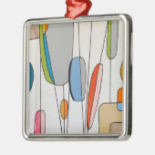 An einem Thread-Ornament hängen Ornament Aus Metall (Links)