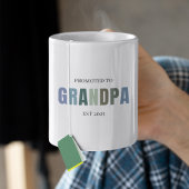 An Großvater EST 2025 befördert | Custom Zweifarbige Tasse