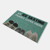 An Ice Skating Family Lives Here Fußmatte (Schrägansicht)