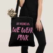 An Mittwochen tragen wir Rosa Tasche (Von Nahem)