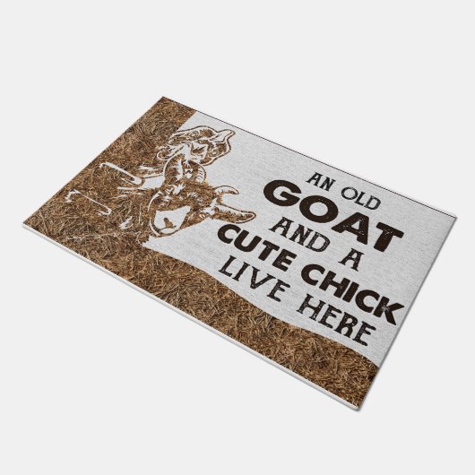 An Old Goat And A Cute Chick Live Here Fußmatte (Schrägansicht)