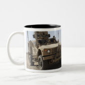 An Oshkosh M-ATV 2 Zweifarbige Tasse (Links)