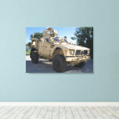 An Oshkosh M-ATV Leinwanddruck (Insitu (Holzboden))