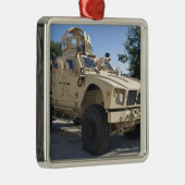 An Oshkosh M-ATV Silbernes Ornament (Rechts)
