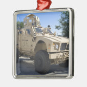 An Oshkosh M-ATV Silbernes Ornament (Links)