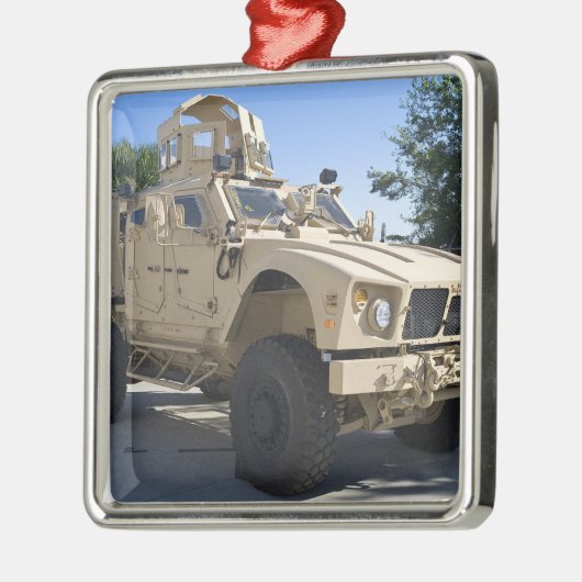 An Oshkosh M-ATV Silbernes Ornament (Links)