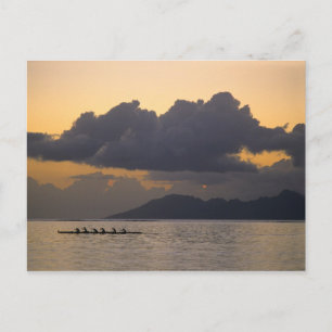 An outrigger canoe team practices off the coast postkarte