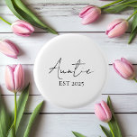 An Tante EST 2025 gefördert | Niedliche neue Tante Button<br><div class="desc">Feiern Sie die aufregende Reise zur Tante-Kapuze mit dem "Promoted to Tante EST 2025" Rundknopf! Dieses minimalistische Button ist perfekt geeignet für Schwangerschaftsankündigungen, Babyduschen oder Party, die sich durch Geschlecht oder Geschlecht auszeichnen. Es verleiht jedem Outfit oder Windbeutel eine persönliche und stilvolle Touch. Ob es sich um ein Geschenk für...</div>