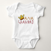 ANA SHAHZAD BABY STRAMPLER (Vorderseite)
