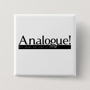 Analog! Quadratisches Button - Schwarzes auf Weiß