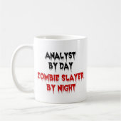 Analyst by Day Zombie Slayer by Night Kaffeetasse (Links)