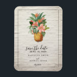 Ananas-Ananas-Hochzeit spart das Datum Magnet<br><div class="desc">Eine Hochzeit speichert das Datum mit einem Bild eines Ananas,  der mit Blume auf weißem Ziegelboden dekoriert ist.</div>