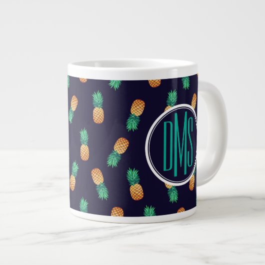 Ananas auf der Marine| Monogramm Jumbo-Tasse (Vorderseite Rechts)