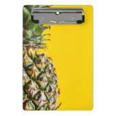 Ananas auf gelbem Hintergrund Mini Klemmbrett (Vorderseite)