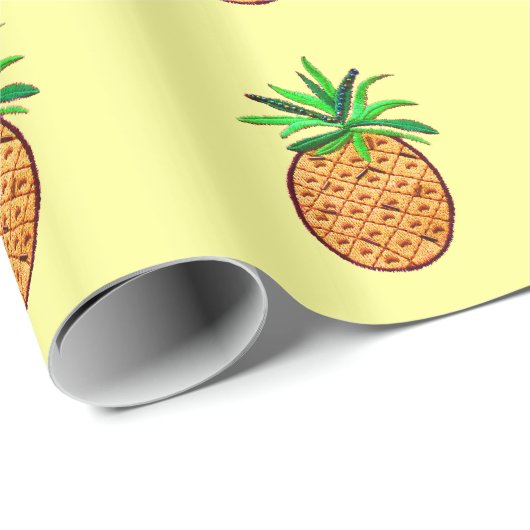 Ananas auf hellgelbem geschenkpapier (Rolleneckpunkt)