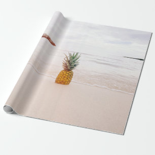 Ananas auf Sand am Strand Geschenkpapier