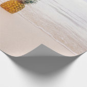 Ananas auf Sand am Strand Geschenkpapier (Ecke)