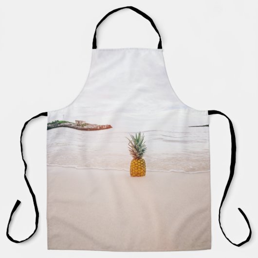 Ananas auf Sand am Strand Schürze (Vorderseite)