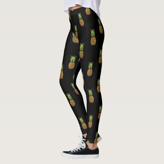 Ananas auf schwarzen Leggings (Links)