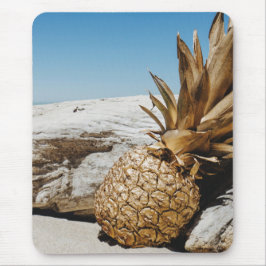 Ananas aus Gold am Strand Mousepad