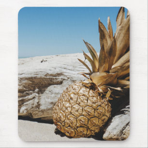 Ananas aus Gold am Strand Mousepad