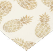 Ananas aus Gold auf Elfenbeintropen Tischdecke (Schrägansicht)