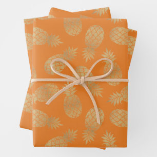 Ananas aus Gold auf orangefarbenen Papierblättern Geschenkpapier Set