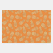 Ananas aus Gold auf orangefarbenen Papierblättern Geschenkpapier Set (Vorderseite)