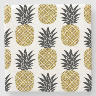 Ananas aus Gold: Von Hand Gezeichnet Weiß nahtlos. Steinuntersetzer