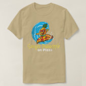 Ananas Belong on Pizza Surfer Pineaple Boy on T-Shirt (Design vorne)