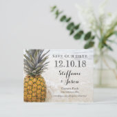 Ananas Chillin am Sandstrand Save the Date Ankündigungspostkarte (Stehend Vorderseite)