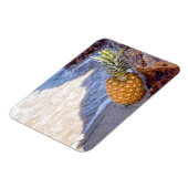 Ananas, die sich am Strand auf Felsen lehnen Magnet (Linke Seite)