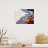 Ananas, die sich am Strand auf Felsen lehnen Poster (Küche)