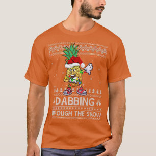Ananas, die sich durch den Schnee schlängelt T-Shirt
