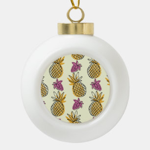 Ananas, Erdbeere Vintages Textildesign. Keramik Kugel-Ornament