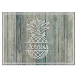 Ananas Familienname am rustikalen Strand der Holzk Schneidebrett