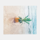 Ananas-Früchte am Strand am Morgen Fleecedecke (Vorderseite (Horizontal))