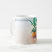 Ananas-Früchte am Strand am Morgen Kaffeetasse (Vorderseite Links)