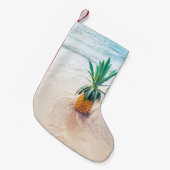 Ananas-Früchte am Strand am Morgen Kleiner Weihnachtsstrumpf (Vorderansicht (hängend))