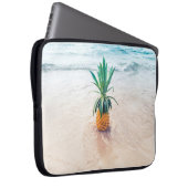 Ananas-Früchte am Strand am Morgen Laptopschutzhülle (Vorne Rechts)