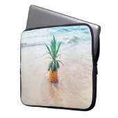 Ananas-Früchte am Strand am Morgen Laptopschutzhülle (Vorderseite Links)