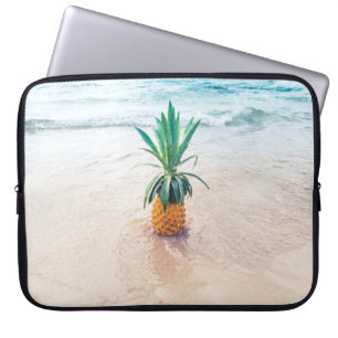 Ananas-Früchte am Strand am Morgen Laptopschutzhülle