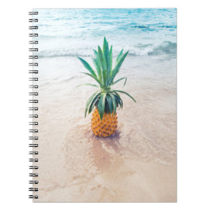 Ananas-Früchte am Strand am Morgen Notizblock