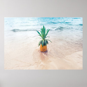 Ananas-Früchte am Strand am Morgen Poster