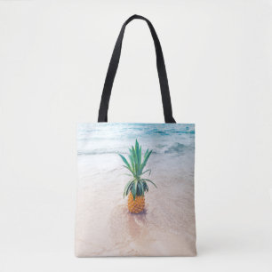 Ananas-Früchte am Strand am Morgen Tasche