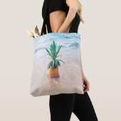 Ananas-Früchte am Strand am Morgen Tasche (Von Nahem)