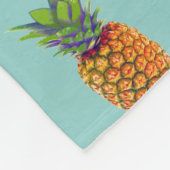 Ananas-Früchte auf Aquamarin Fleecedecke (Ecke)