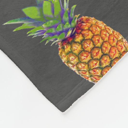 Ananas-Früchte auf Grau Fleecedecke (Ecke)