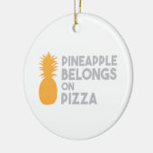 Ananas gehört auf Pizza Keramikornament (Links)